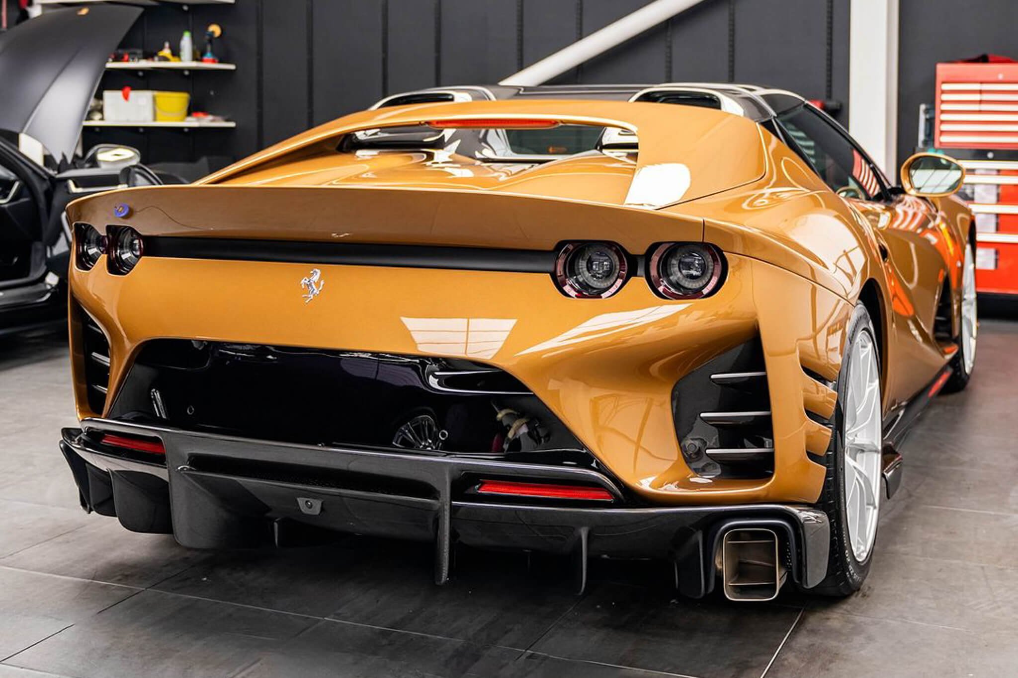 希少 フェラーリFerrari Bear with Checkered Flag You've all seen the infamous Ferrari Enzo ZXX. Now it's time